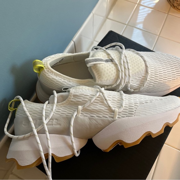 NIB Women’s Sorel Kinetic Impact Lace White Gum Sneaker Sz 11 MSRP $140 - Picture 2 of 8